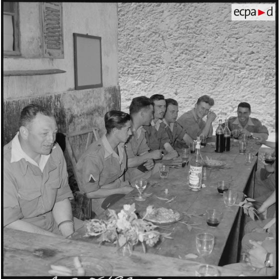 Apéritif d'honneur après la décoration de deux appelés du 2e RCA (régiment de chasseurs d'Afrique) avec le capitaine Durand-Delacre.