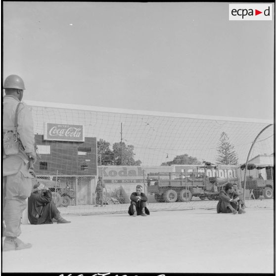 Surveillance de suspects regroupés au stade Saint-Eugène d'Alger par le 9e régiment de zouaves (RZ).