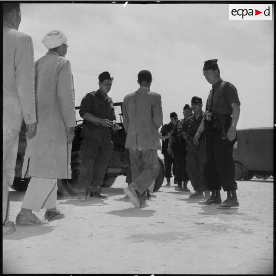 Distribution de repas par des soldats de l'armée de l'Air aux prisonniers algériens retenus au stade Saint-Eugène d'Alger suite à l'opération Casbah.