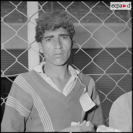 Portrait d'un homme algérien arrêté lors de l'opération Casbah et retenu au stade Saint-Eugène d'Alger.