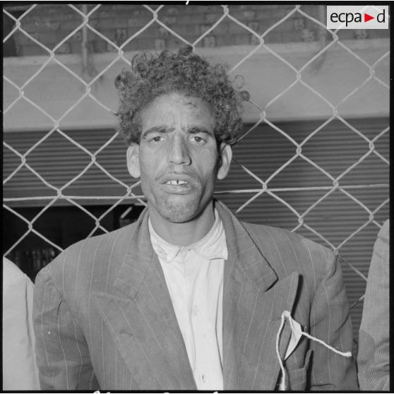Portrait d'un homme algérien arrêté lors de l'opération Casbah et retenu au stade Saint-Eugène d'Alger.