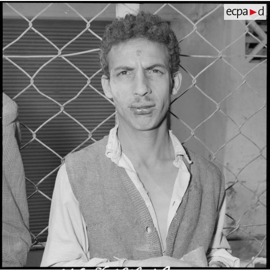 Portrait d'un homme algérien arrêté lors de l'opération Casbah et retenu au stade Saint-Eugène d'Alger.