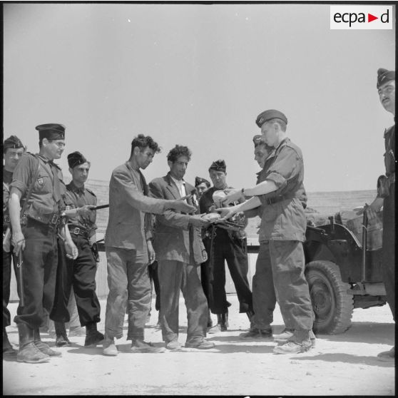 Distribution de repas aux prisonniers algériens au stade Saint-Eugène d'Alger par des soldats de l'armée de l'Air.