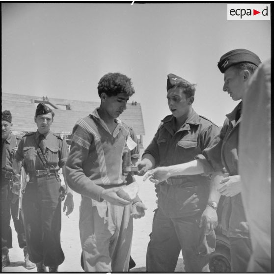 Distribution de repas aux prisonniers algériens au stade Saint-Eugène d'Alger par des soldats de l'armée de l'Air.