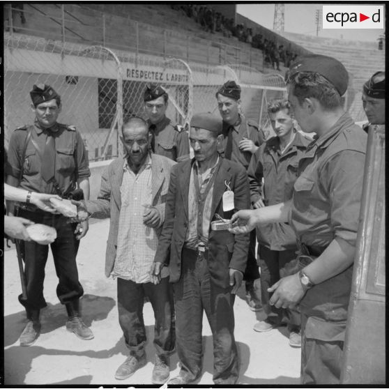 Distribution de repas aux prisonniers algériens au stade Saint-Eugène d'Alger par des soldats de l'armée de l'Air.