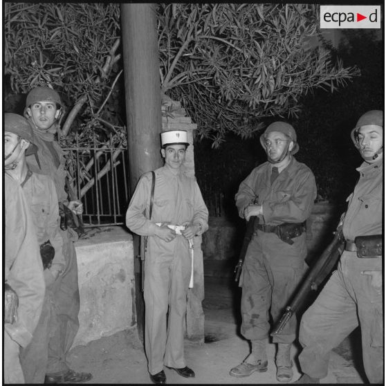 Départ d'un policier et des rappelés de la section Algérie du Service cinématographique des Armées (SCA) en patrouille à Alger.