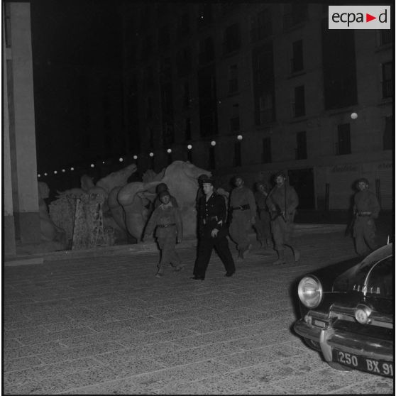 Patrouille de nuit des appelés et rappelés de la section Algérie du Service cinématographique des Armées (SCA) dans les rues d'Alger.