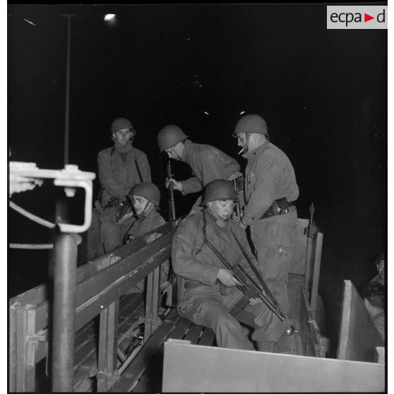 Départ en patrouille à bord d'un véhicule GMC des rappelés du Service cinématographique des Armées (SCA) à Alger.