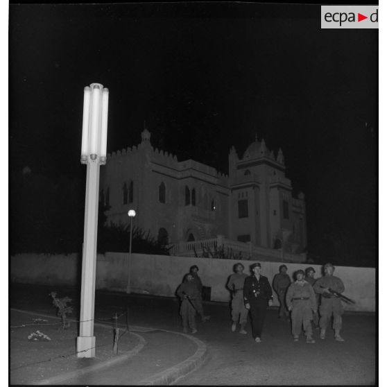 Patrouille de nuit des rappelés du Service cinématographique des Armées (SCA) à Diar Es Saada, en banlieue d'Alger.