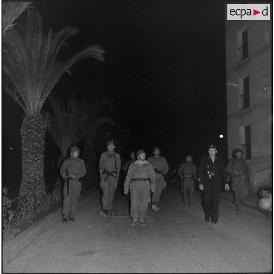 Patrouille de nuit des rappelés du Service cinématographique des Armées (SCA) à Diar Es Mahcoul, en banlieue d'Alger.