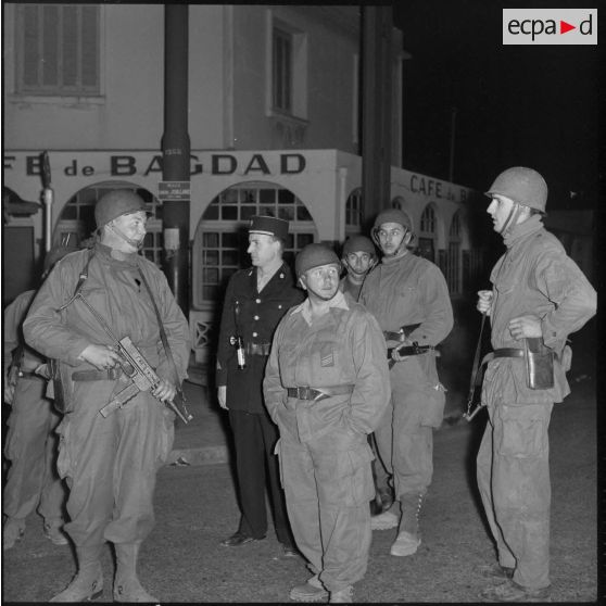Patrouille de nuit des rappelés du Service cinématographique des Armées (SCA) à Alger.