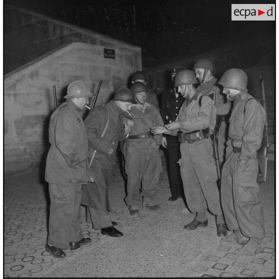 Rencontre entre des rappelés du Service cinématographique des Armées (SCA) et des soldats d'une unité territoriale à Alger.