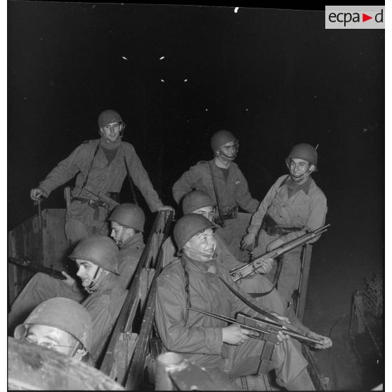 Départ en patrouille à bord d'un véhicule GMC des rappelés du Service cinématographique des Armées (SCA) à Alger.