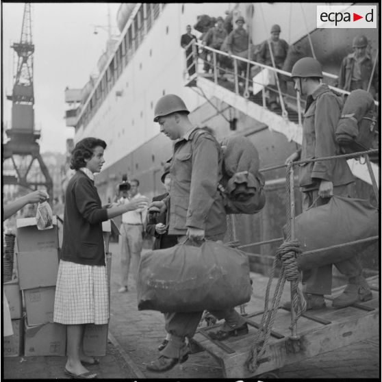 Le soldat Martin débarquant à Alger.
