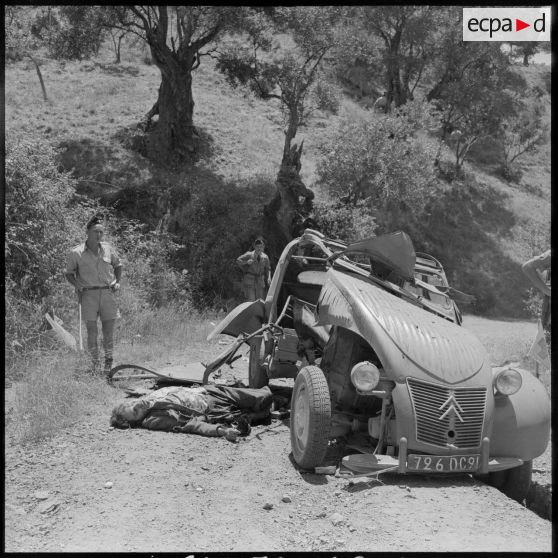 Des militaires sur les lieux de l'attentat.