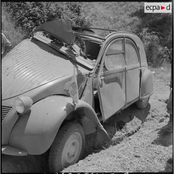 La voiture accidentée du docteur Nedir Mohamed.