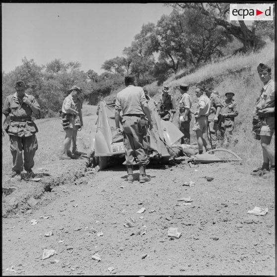 Des militaires sur les lieux de l'attentat perpétré contre le docteur Nedir Mohamed.