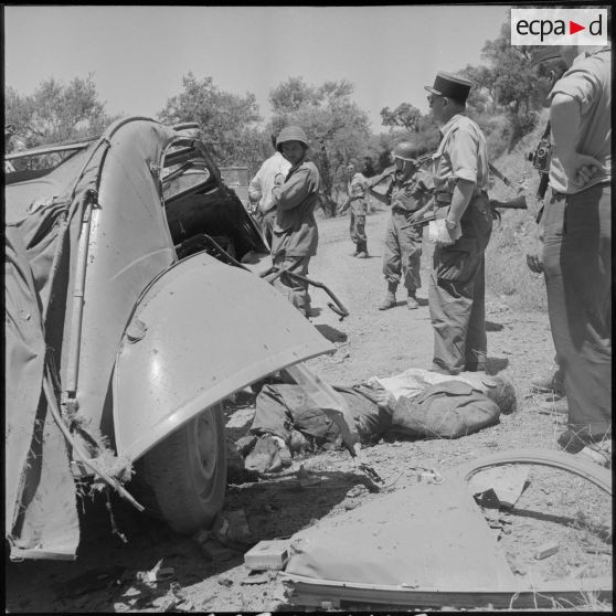 Des militaires sur les lieux de l'attentat perpétré contre le docteur Nedir Mohamed.