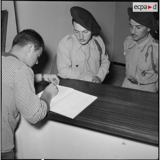 Le bureau des entrées du centre d'accueil de la 27e DIA.