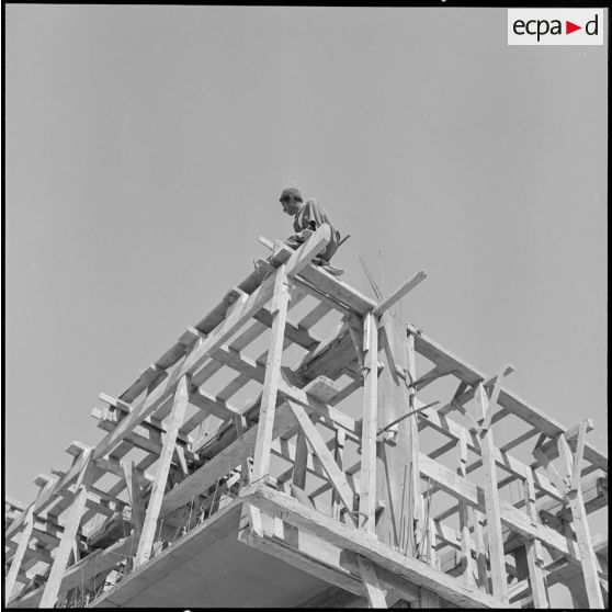Chantier de construction de nouveaux immeubles dans la cité Brunie de la ville d'Oran.