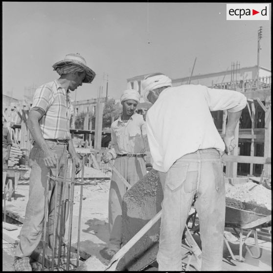 Des ouvriers algériens travaillent sur les chantiers de construction de nouveaux immeubles pour la ville d'Oran.