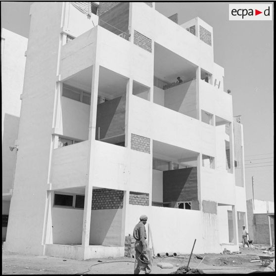 Un habitat dit "évolutif" en construction sur la place Korte à Oran.