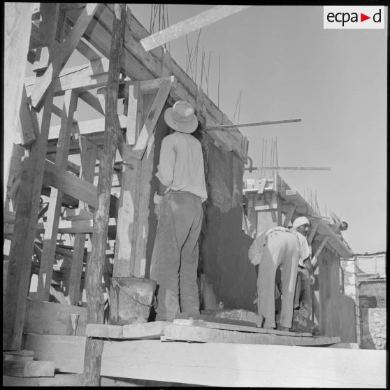 Des ouvriers algériens travaillent sur les chantiers de construction de nouveaux immeubles pour la ville d'Oran.