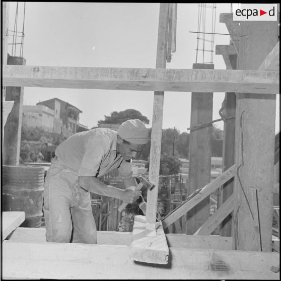 Des ouvriers algériens travaillent sur les chantiers de construction de nouveaux immeubles pour la ville d'Oran.