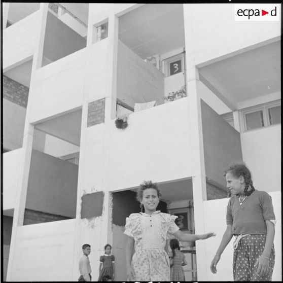 Des enfants devant leur immeuble à la cité Brunie.