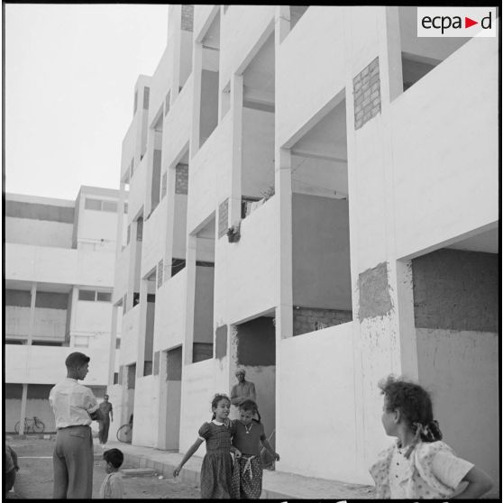 Des enfants devant leur immeuble à la cité Brunie.