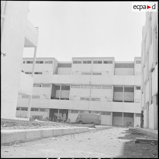 Un habitat dit "évolutif" en construction sur la place Korte à Oran.