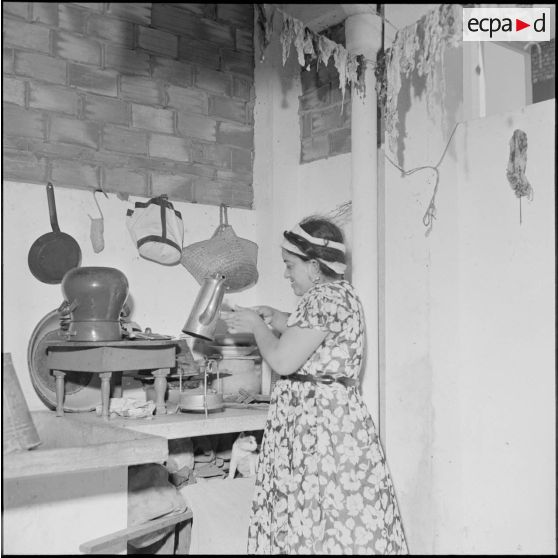 Une femme dans la cuisine de son logement familial de la cité Brunie à Oran.