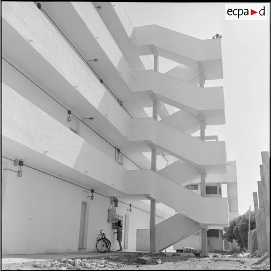 L'escalier d'un immeuble moderne à Oran.