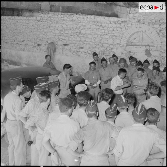 Monsieur Pellegrin expliquant l'organisation de l'exploitation aux rappelés de la 20e DI.