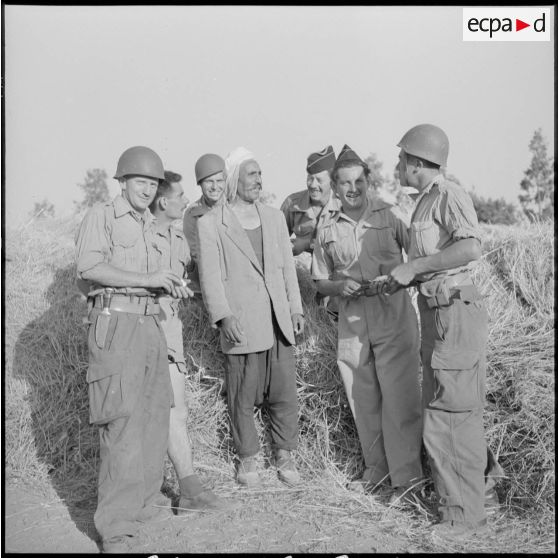 Des rappelés de la 20e DI en conversation avec le gardien de l'exploitation.