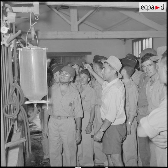 Les rappelés de la 20e DI (division d'infanterie) visitent de la salle de traiage de la ferme Bastos.