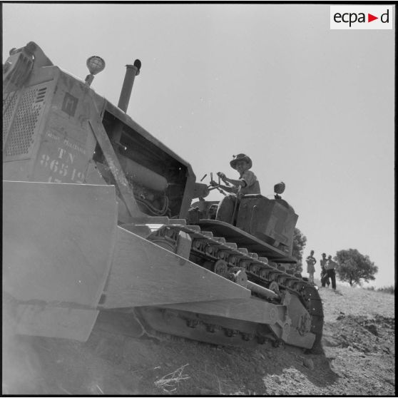 Un bulldozer en action sur la piste de Beni-Fouda.