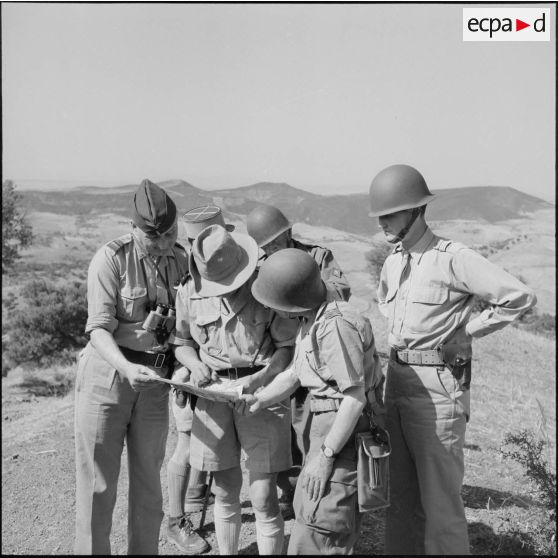 Le général Simon et le commandant Lambert regardant une carte.