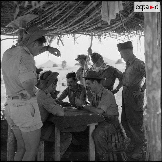 Des soldats de la 2e compagnie du 2e régiment d'infanterie (RI) jouant aux cartes.