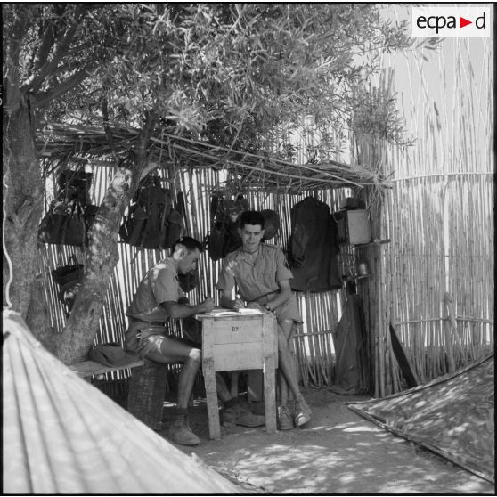 Des soldats de la 2e compagnie du 2e régiment d'infanterie (RI) écrivant à leur famille.