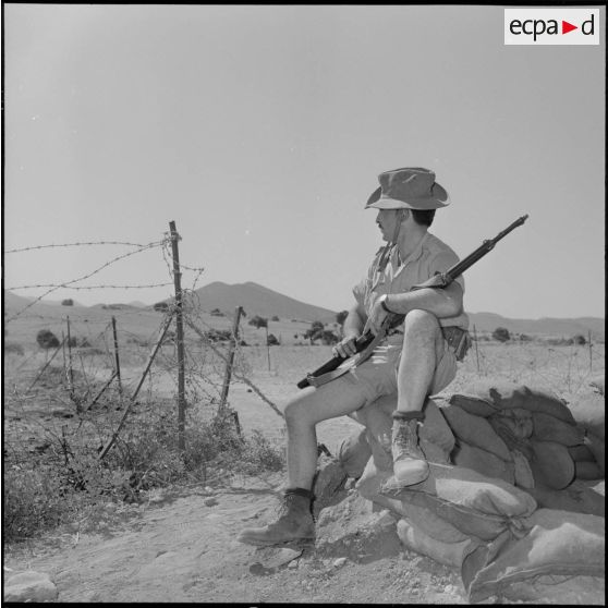 Un soldat de la 2e compagnie du 2e régiment d'infanterie (RI) montant la garde au poste de N'Daoud.