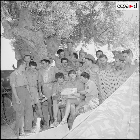 Lecture du journal "Ouest France".