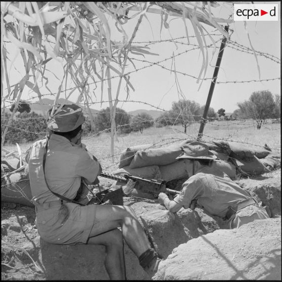 Deux soldats de la 2e compagnie du 2e régiment d'infanterie (RI) montant la garde au poste de N'Daoud.