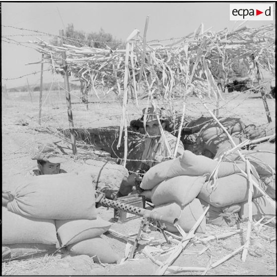 Deux soldats de la 2e compagnie du 2e régiment d'infanterie (RI) montant la garde au poste de N'Daoud.