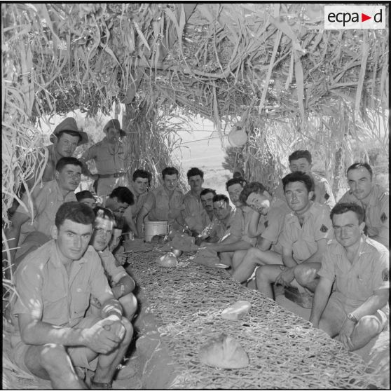 Un groupe de rappelés de la 2e compagnie du 2e régiment d'infanterie (RI) au poste de N'Daoud.