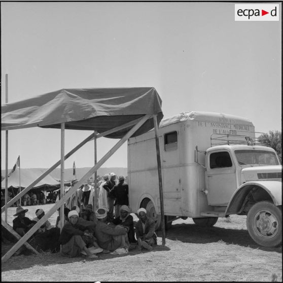 Des habitants des environs attendant des soins.