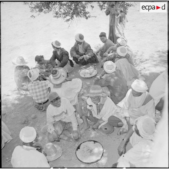 Les habitants de N'Daoud rassemblés autour des plats de couscous.