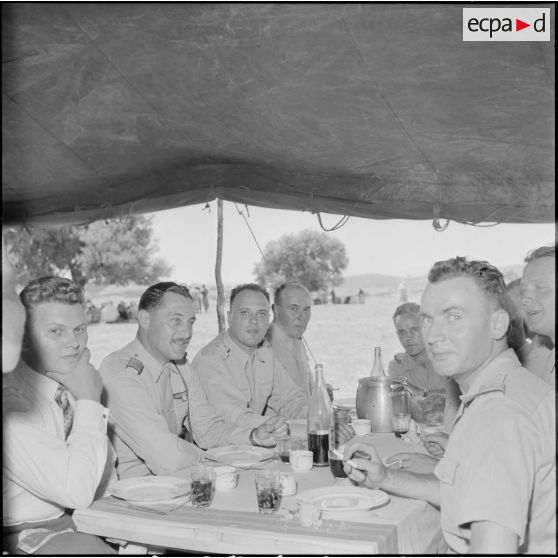 Des officiers au repas offert par monsieur l'Agha El Mansour.