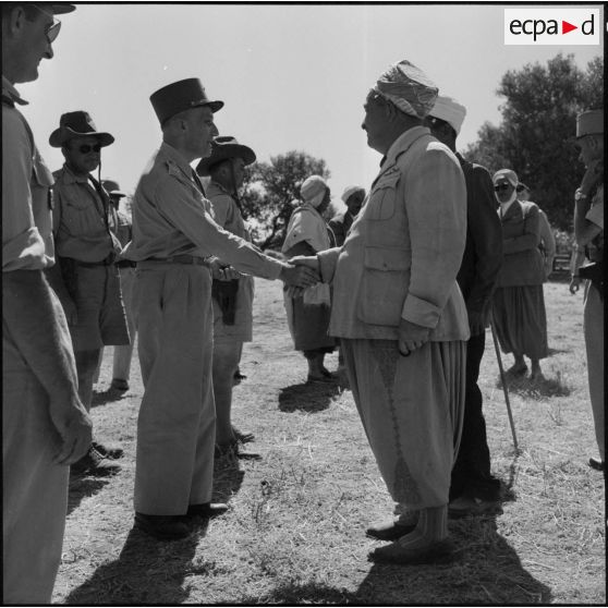 Le général Olié saluant les autorités locales.