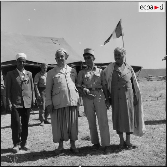 Des autorités locales et un capitaine.